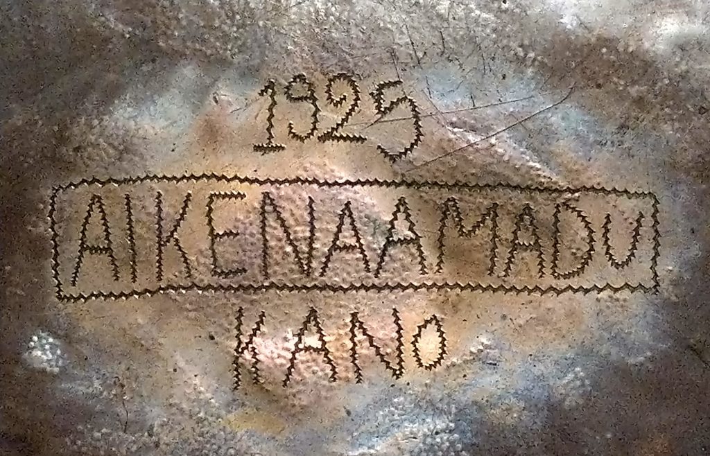 Nigerian artefacts from Kano Brass tray 1925 "KENAAMADU KANO" 60 cm diam