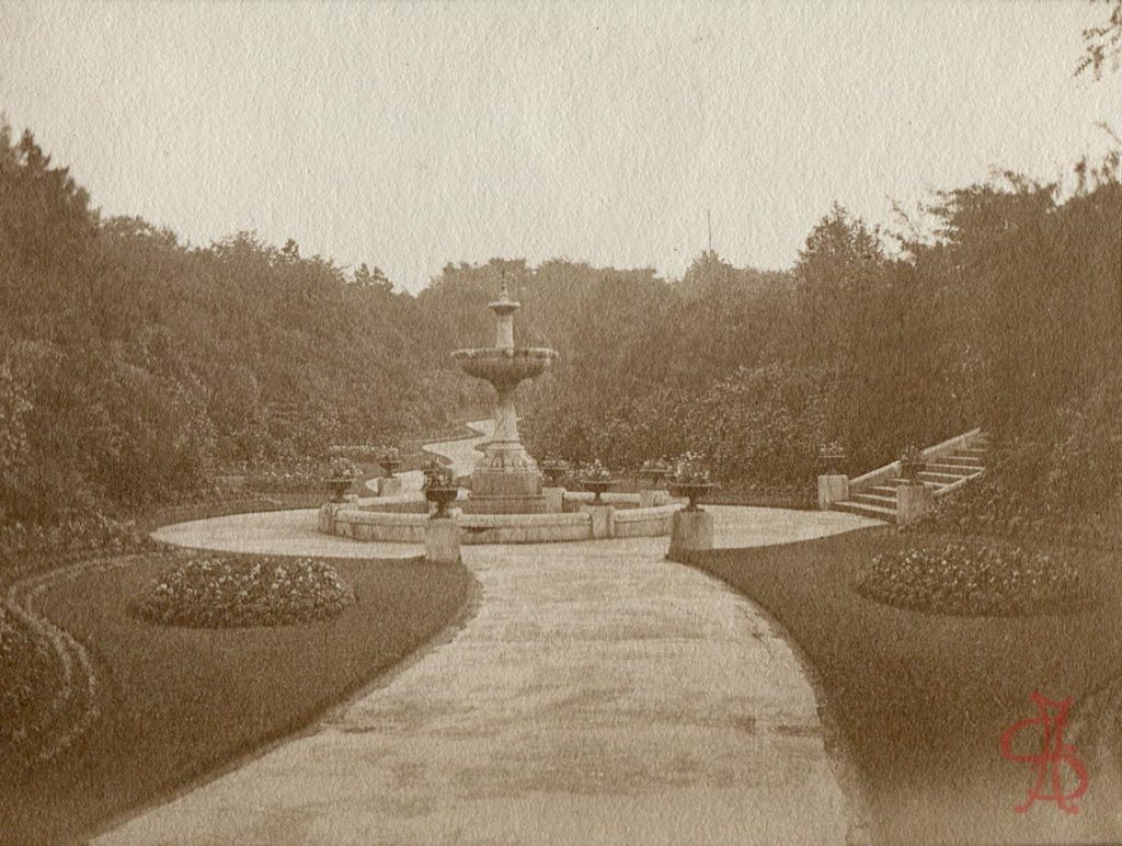 Barnsley, Locke Park fountain