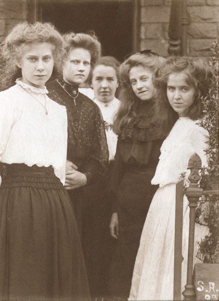 5 Appleyard women to be identified dated 1906